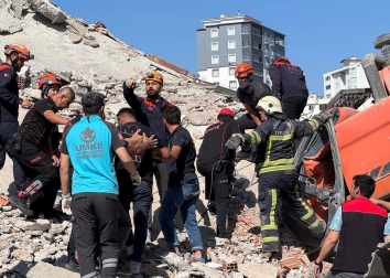 Ağır Hasarlı Bina Yıkılırken İş Makinesi Üzerine Yıkıldı